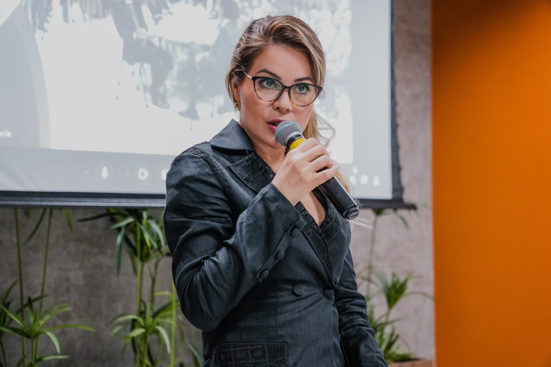 Onélia Santana ao tomar posse no Tribunal de Contas do Estado do Ceará (Foto: FERNANDA BARROS)