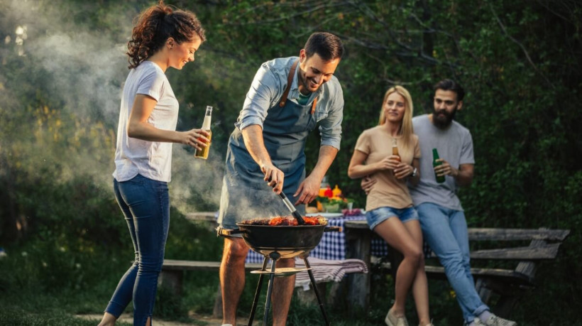 Os churrascos têm começado a ocupar espaço nas festas de fim de ano (Imagem: bbernard | Shutterstock) 