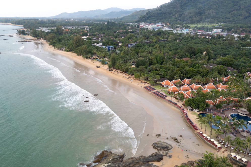 Fotografia aérea tirada a 19 de novembro de 2024 mostra uma vista geral do resort Khao Lak Laguna e da costa de Khao Lan, na província de Phang Nga, no sul da Tailândia. Para os sobreviventes do tsunami de 2004, o mar pode representar tanto a beleza como a tristeza. Entre mil e mil crianças perderam pelo menos um dos pais devido ao tsunami na Tailândia, de acordo com um serviço de informação humanitária(Foto: Manan VATSYAYANA / AFP)