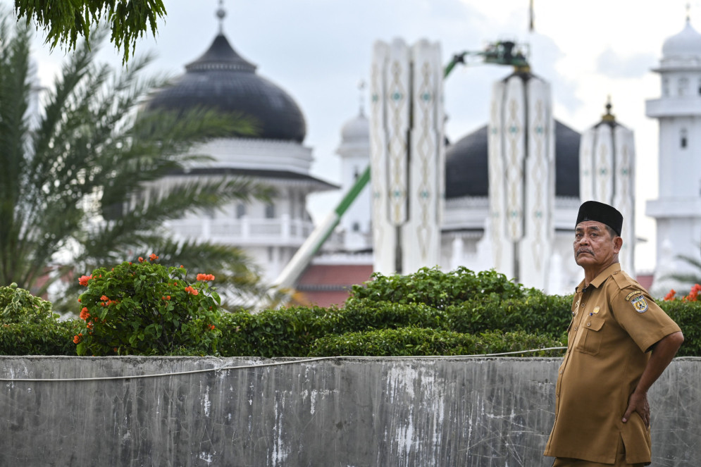 Foto tirada em 19 de novembro de 2024 mostra Djafaruddin perto da Grande Mesquita Baiturrahman, em Banda Aceh(Foto: CHAIDEER MAHYUDDIN / AFP)