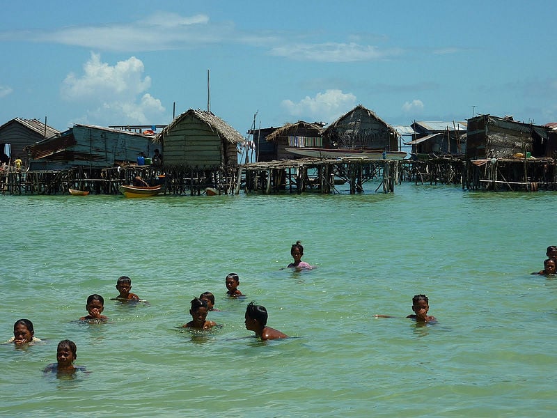 O povo Bajau, que habita o  sudeste asiático, consegue permanecer submerso muito mais tempo do que outros seres humanos.