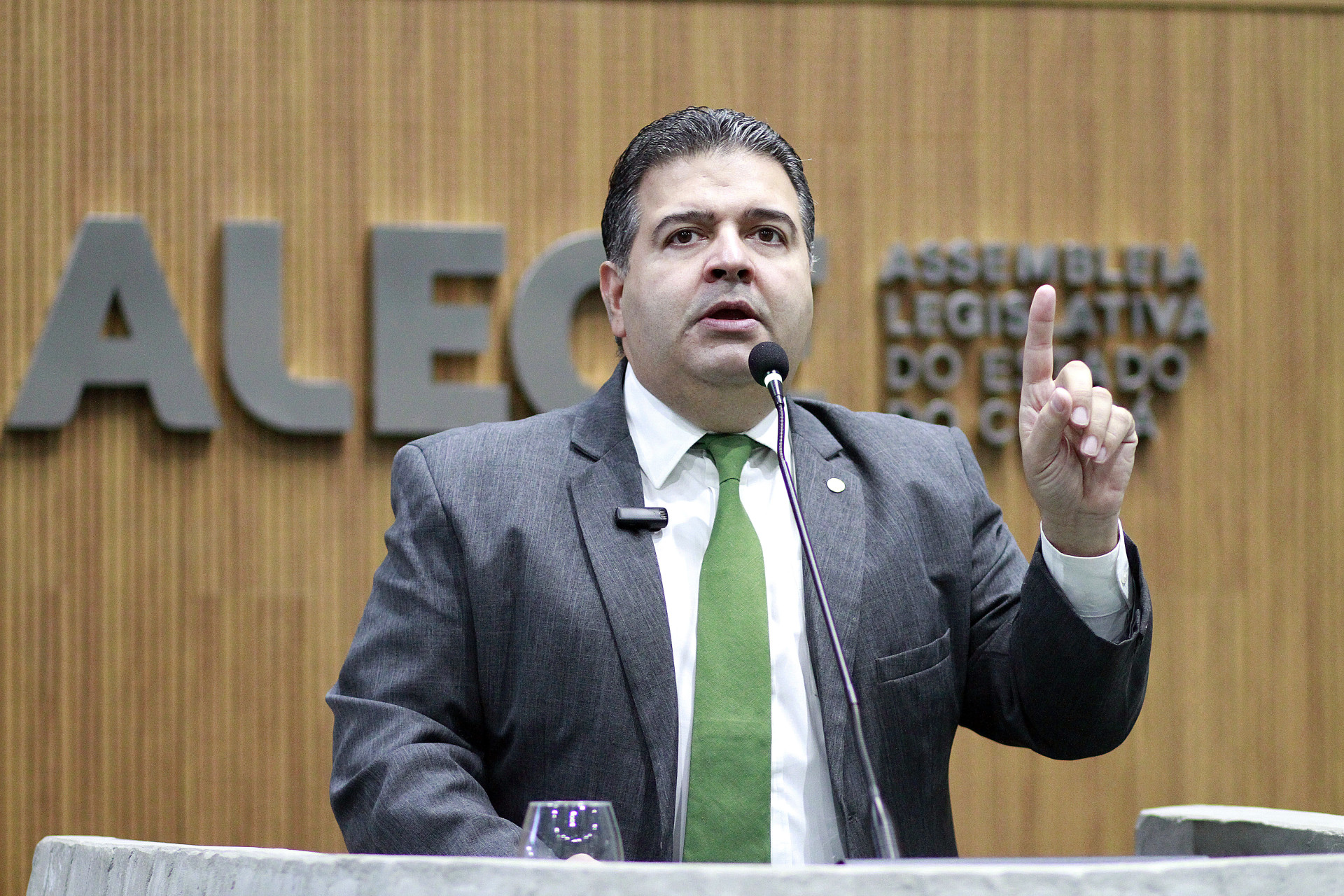 O deputado estadual Felipe Mota (União) é o autor do projeto de lei que permite pulverização de agrotóxicos por drone (Foto: Junior Pio/Alece)