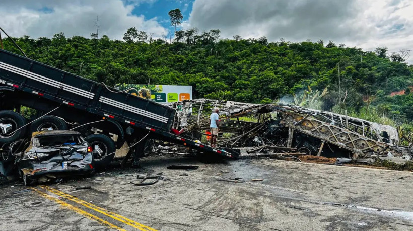 Colisão envolveu um ônibus, uma carreta e um carro de passeio na madrugada desse sábado em Teófilo Otoni