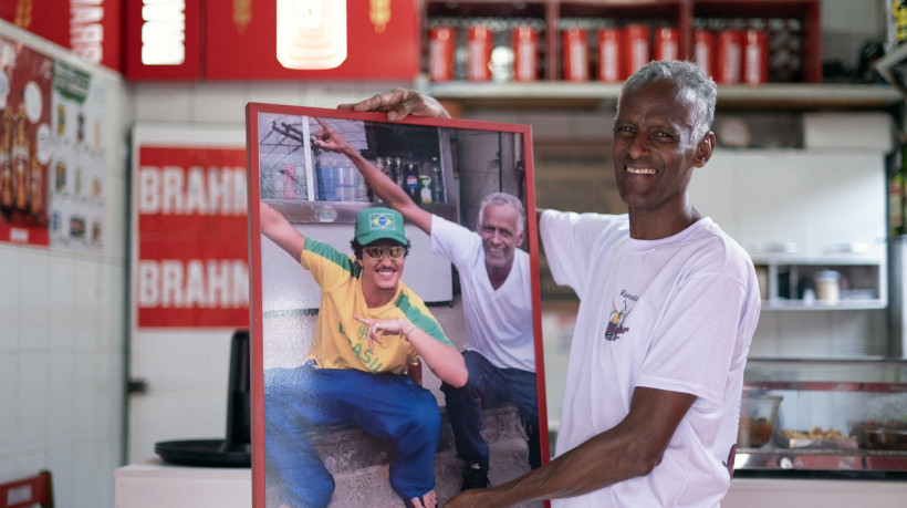 Ronaldo Teixeira, dono do Bar do Laçador, mostra foto sua com o cantor Bruno Mars no bar de Belo Horizonte, Brasil, no dia 11 de dezembro de 2024 