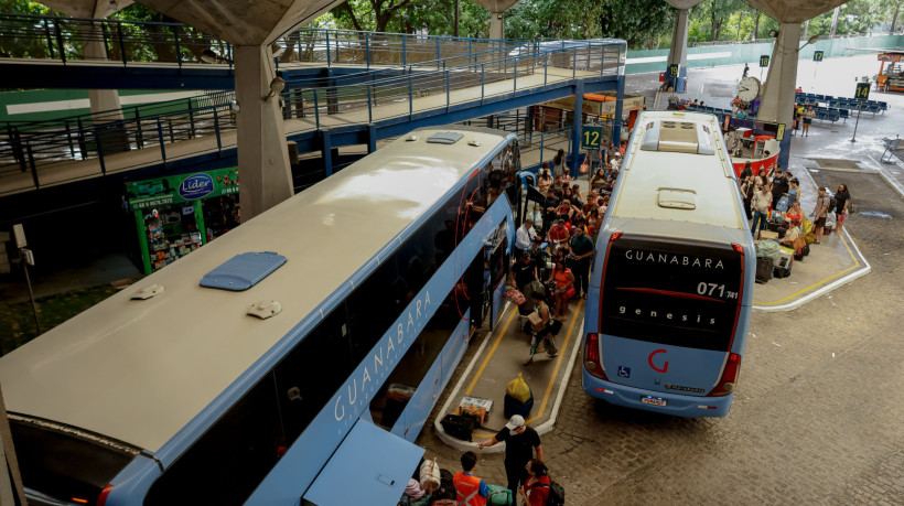 FORTALEZA, CEARÁ,  BRASIL- 21.12.2024: Movimentação de pessoas na Terminal Rodoviário de Fortaleza - João Tomé, movimentação de pessoas no Natal. (Foto: Aurélio Alves/Jornal O POVO)