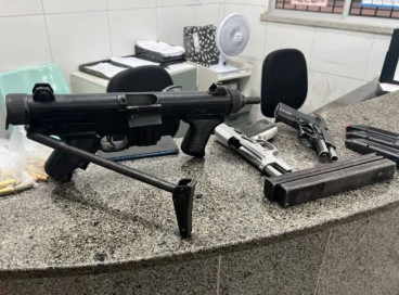 Foram apreendidas uma submetralhadora calibre 9mm, duas pistolas calibre .40 e 67 munições de diversos calibres 