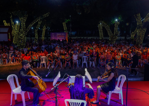 Jardins iluminados da reitoria da UFC ajudaram a envolver o público durante as apresentações musicais da noite