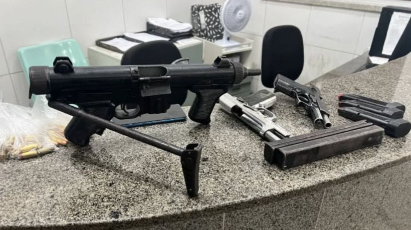 Foram apreendidas uma submetralhadora calibre 9mm, duas pistolas calibre .40 e 67 munições de diversos calibres