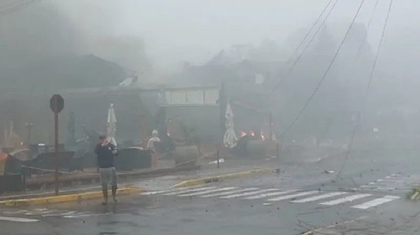 Um avião caiu em Gramado, na serra gaúcha, na manhã deste domingo, 22. Imagens de momentos após o acidente circulam nas redes sociais 