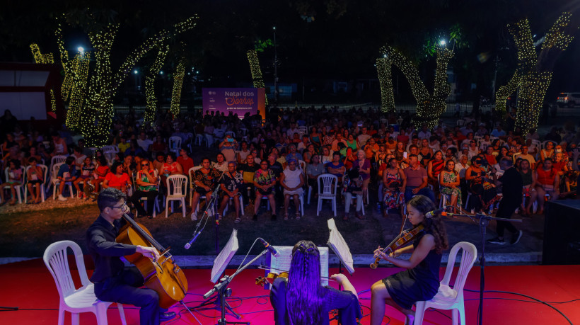 Jardins iluminados da reitoria da UFC ajudaram a envolver o público durante as apresentações musicais da noite