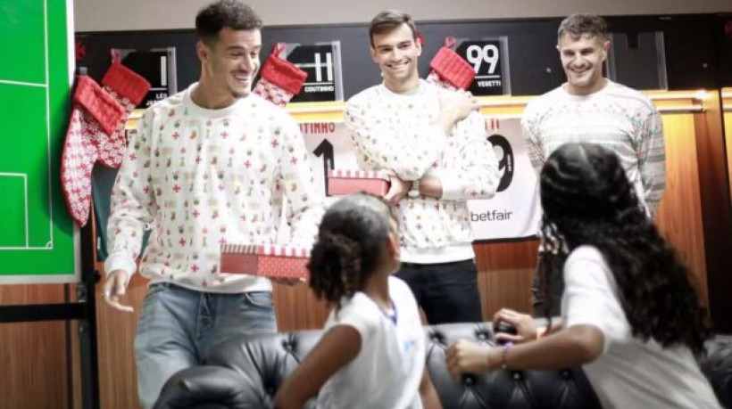 Léo Jardim, Philippe Coutinho e Vegetti fizeram uma surpresa para as crianças às vésperas do Natal e distribuíram presentes e autógrafos