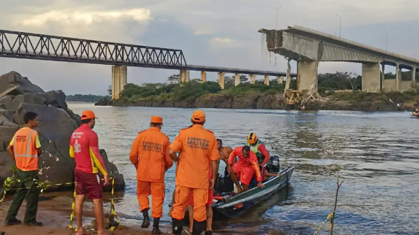 A ponte Juscelino Kubitschek de Oliveira, sobre o Rio Tocantins, desabou na tarde do domingo, 22