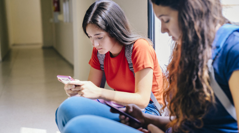 ￼PROJETO de lei prevê proibição de celulares durante as aulas e também nos intervalos e recreio