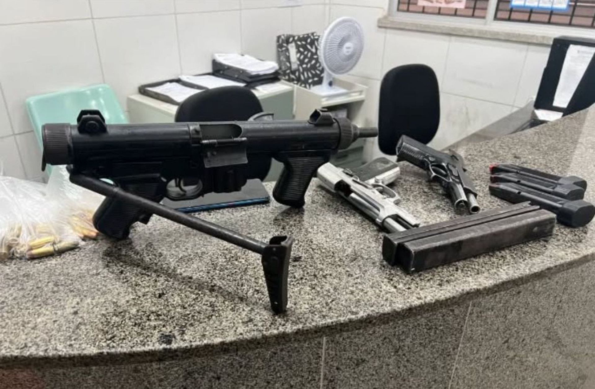 Na 
ocorrência foi apreendida uma submetralhadora calibre 9mm, além de duas pistolas e munições de diversos calibres
 (Foto: Reprodução/Leitor Via WhatsApp O POVO)