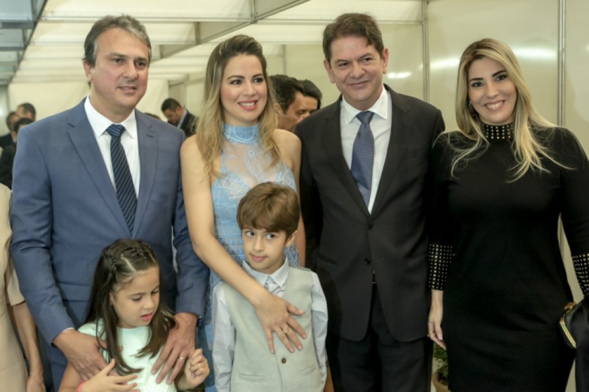 ￼CAMILO Santana com Luiza, Onélia e Pedro e mais Cid Gomes e Maria Célia Gomes, na solenidade de diplomação em 2018: famílias influentes (Foto: Acervo O POVO)