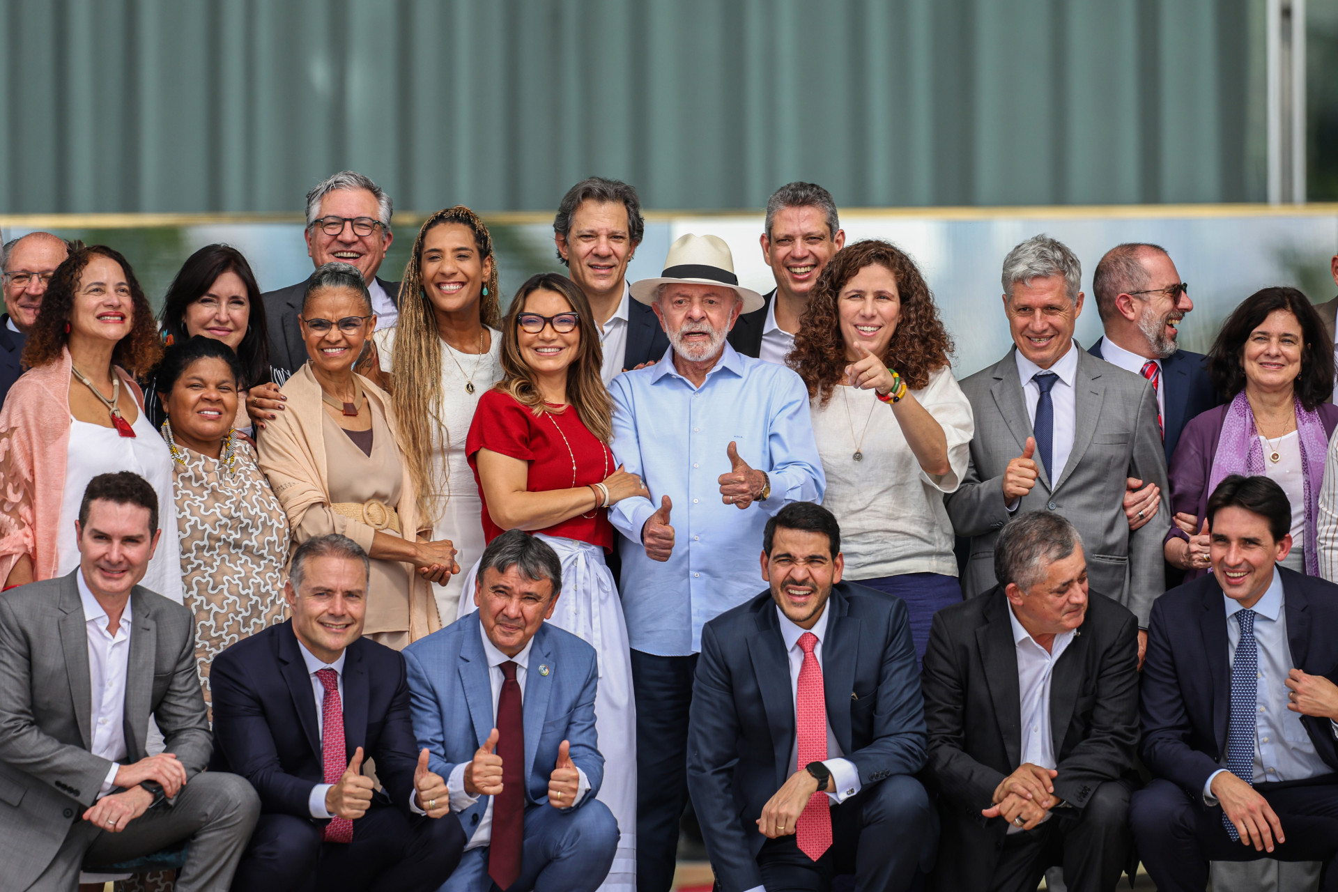 Brasília (DF), 20/12/2024 O presidente Luiz Inácio Lula da Silva (c), posa para foto com ministro após almoço de confraternização.
Foto: Marcelo Camargo/Agência Brasil (Foto: Marcelo Camargo/Agência Brasil)