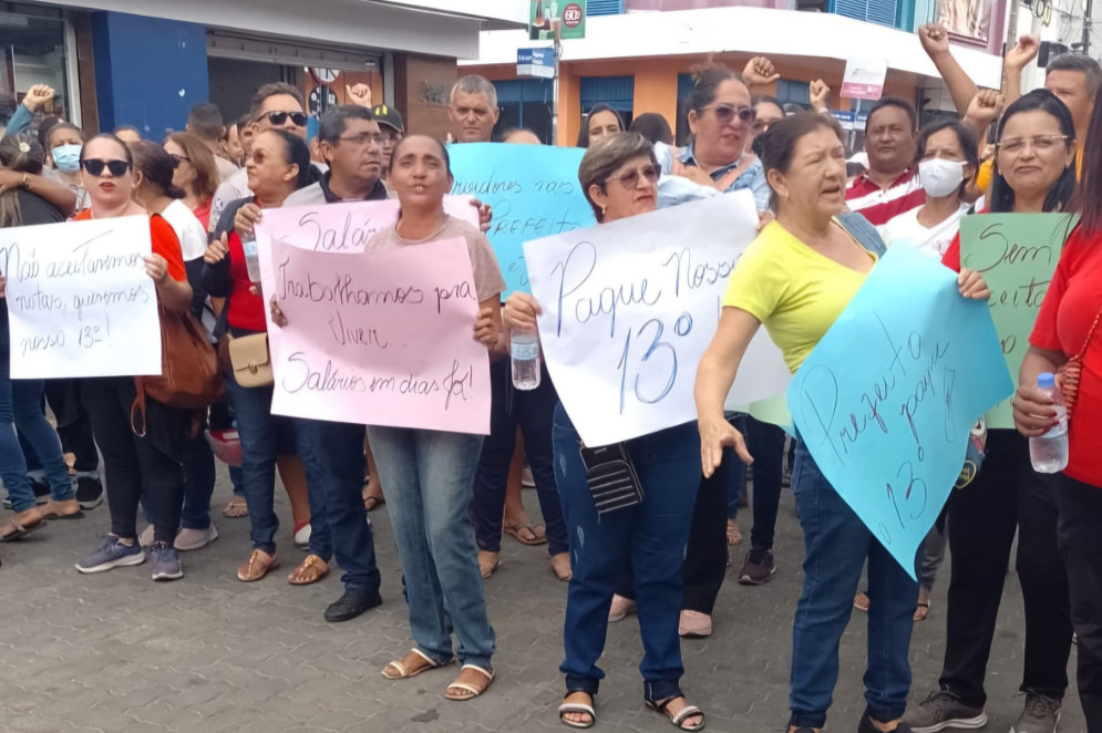 Servidores da Prefeitura de Iguatu em protesto pedindo o pagamento de 13° salário em atraso(Foto: WhatsApp/O POVO)