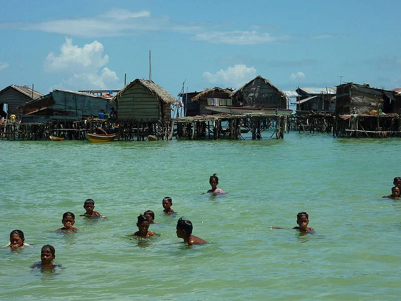 O povo Bajau, do sudeste asiático, consegue permanecer submerso muito mais tempo do que os seres humanos em qualquer outra parte do mundo. 