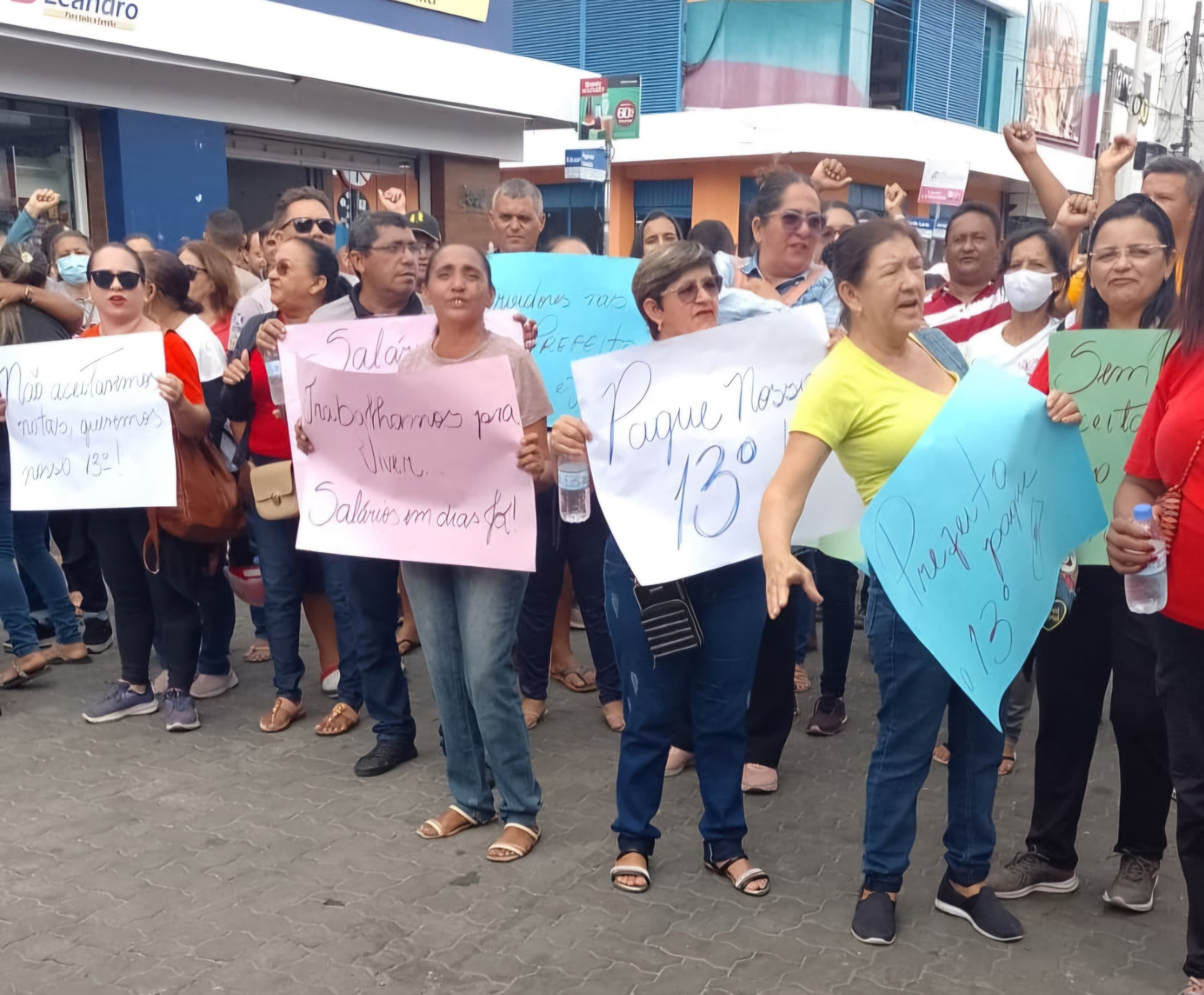 Servidores da Prefeitura de Iguatu pedem pagamento de 13° salário que está atrasado (Foto: WhatsApp/O POVO)