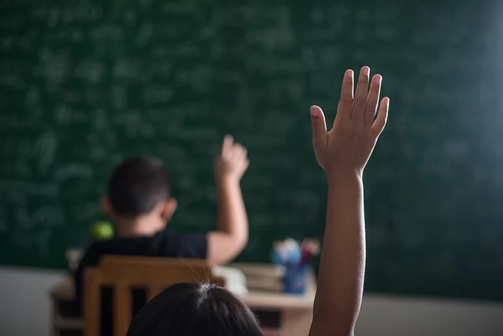 O quinto lugar é na área de educação, algo como pedagogia, no Brasil, que trabalha estudando o ensino e também  dando aula para crianças, que, claro, tem um processo de aprendizado diferente do nosso. O índice de insatisfeitos é de 61%. 