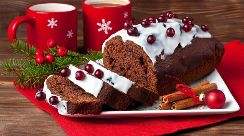 Bolo de chocolate com glacê e cereja (Imagem: harexape | Shutterstock)