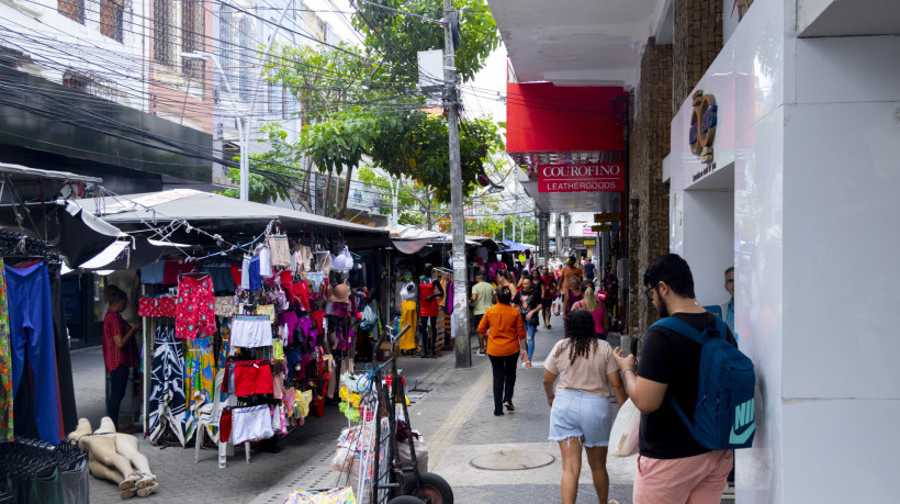 Fortaleza- CE, Brasil, 24-12-24: Movimentação centro de Fortaleza na véspera de Natal. (Fotos: Lorena Louise / Especial para O POVO)









