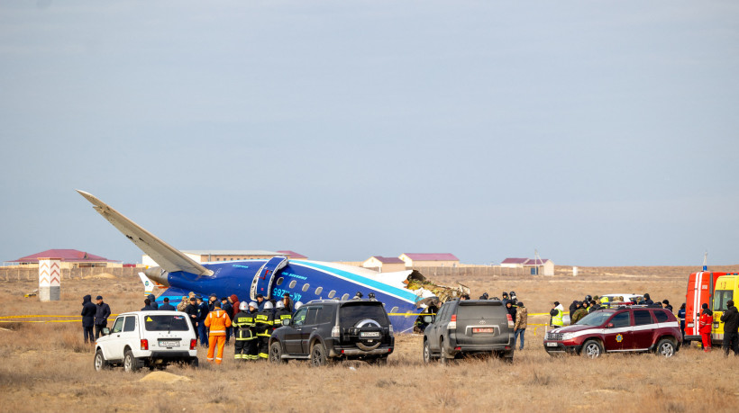 Especialistas em emergência trabalham no local da queda de um avião Azerbaijan Airlines, perto da cidade de Aktau, no oeste do Cazaquistão, em 25 de dezembro de 2024 