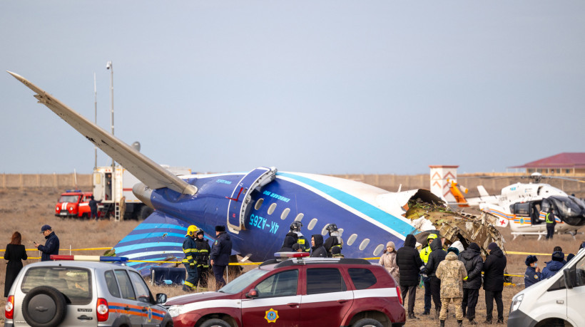 Especialistas em emergência trabalham no local da queda de um avião Azerbaijan Airlines, perto da cidade de Aktau, no oeste do Cazaquistão, em 25 de dezembro de 2024 