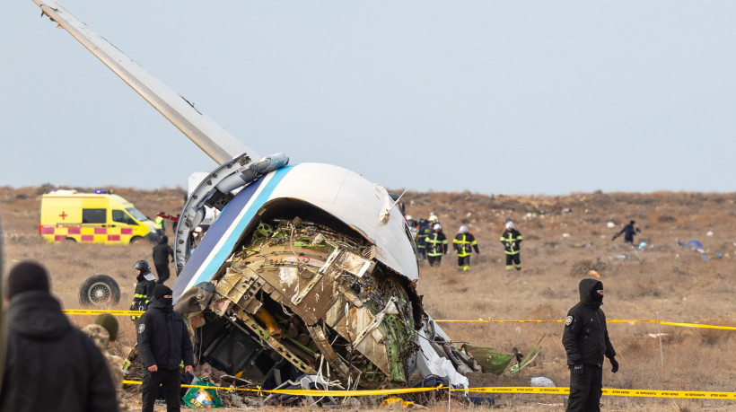 Especialistas em emergência trabalham no local da queda de um avião Azerbaijan Airlines, perto da cidade de Aktau, no oeste do Cazaquistão, em 25 de dezembro de 2024 