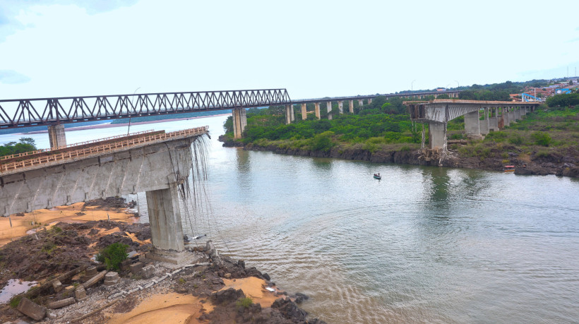 Trecho da ponte Juscelino Kubitschek de Oliveira desabou sobre o rio Tocantins 