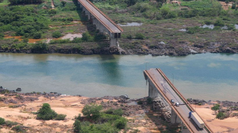 Trecho da ponte Juscelino Kubitschek de Oliveira desabou sobre o rio Tocantins 