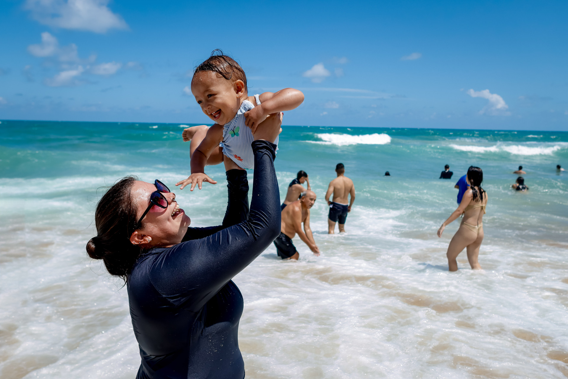 FORTALEZA, CEARÁ,  BRASIL- 25.12.2024: Isabelle Lemos e sua filha Laura Lemos. Movimentação na Praia do Futuro no dia de Natal, no fediado as famílias foram para praia aproveitar o dia de sol. (Foto: Aurélio Alves/Jornal O POVO) (Foto: AURÉLIO ALVES)