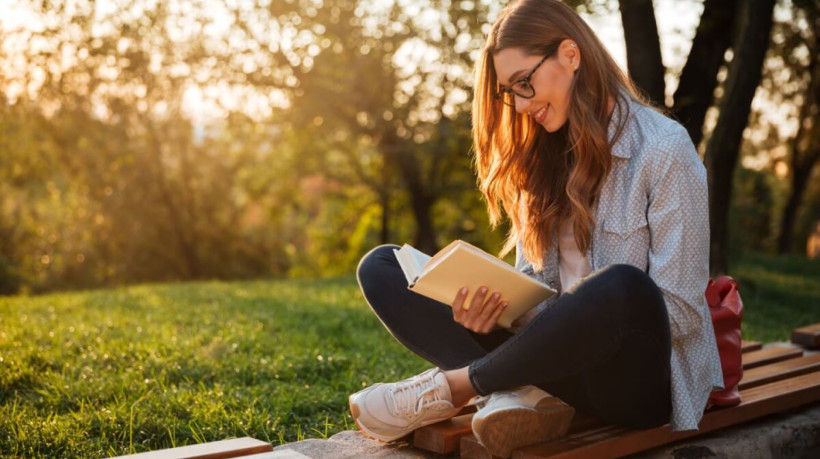 A literatura young adult é uma ótima opção para quem busca histórias emocionantes (Imagem: Dean Drobot | Shutterstock)