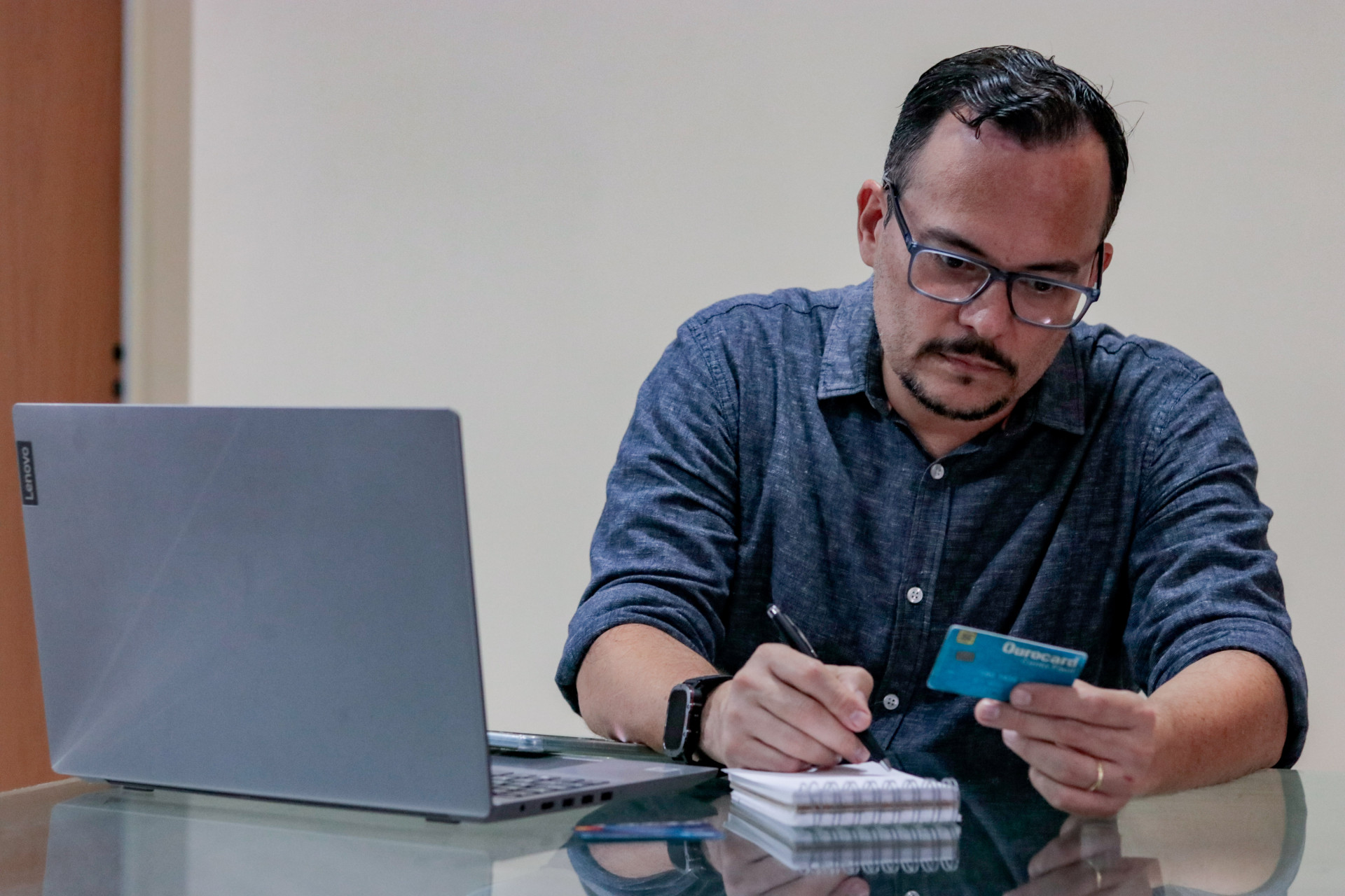 FORTALEZA, CEARÁ, BRASIL, 26-12-2024: André Gurgel em entrevista para reportagem sobre organização financeira. (Foto: Samuel Setubal/ O Povo) (Foto: Samuel Setubal)