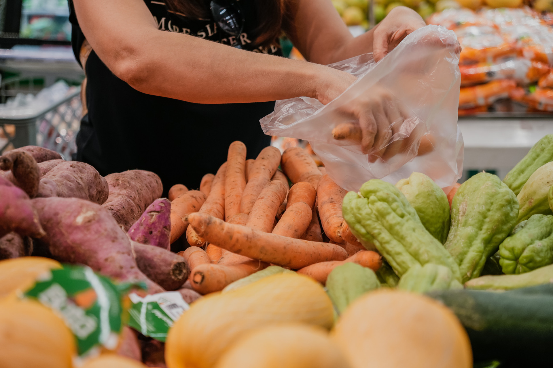 ￼PREÇO dos alimentos tem subido no Brasil 
e virou motivo de acusações entre políticos (Foto: FERNANDA BARROS)