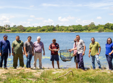 A prática do peixamento tem como objetivo revitalizar o ecossistema aquático e estimular a pesca sustentável na região 