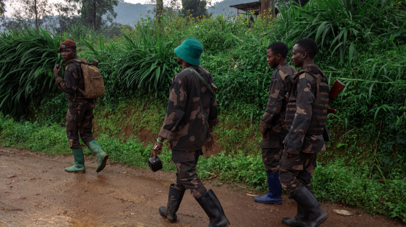 Soldados das Forças Armadas da RDC (Fardc) marcham ao longo da estrada nas colinas acima da cidade de Lubero, Kivu do Norte, no leste da República Democrática do Congo, a 18 de dezembro de 2024. Pessoas deslocadas estão a chegar à cidade de Lubero, enquanto os soldados das Forças Armadas da RDC tentam conter uma ofensiva dos rebeldes M23, que tomaram várias cidades nos últimos dias