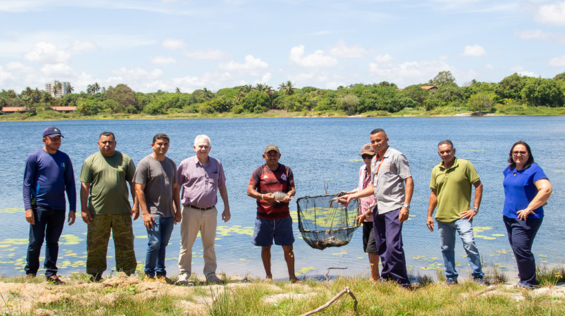 A prática do peixamento tem como objetivo revitalizar o ecossistema aquático e estimular a pesca sustentável na região