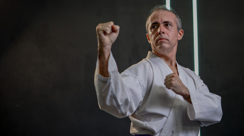 FORTALEZA, CEARÁ,  BRASIL- 18.12.2024: Robson Luiz, professor de karatê e atleta. tem uma história de superação, era alcoólatra e encontrou no esporte uma saída para nova vida. (Foto: Aurélio Alves/Jornal O POVO)