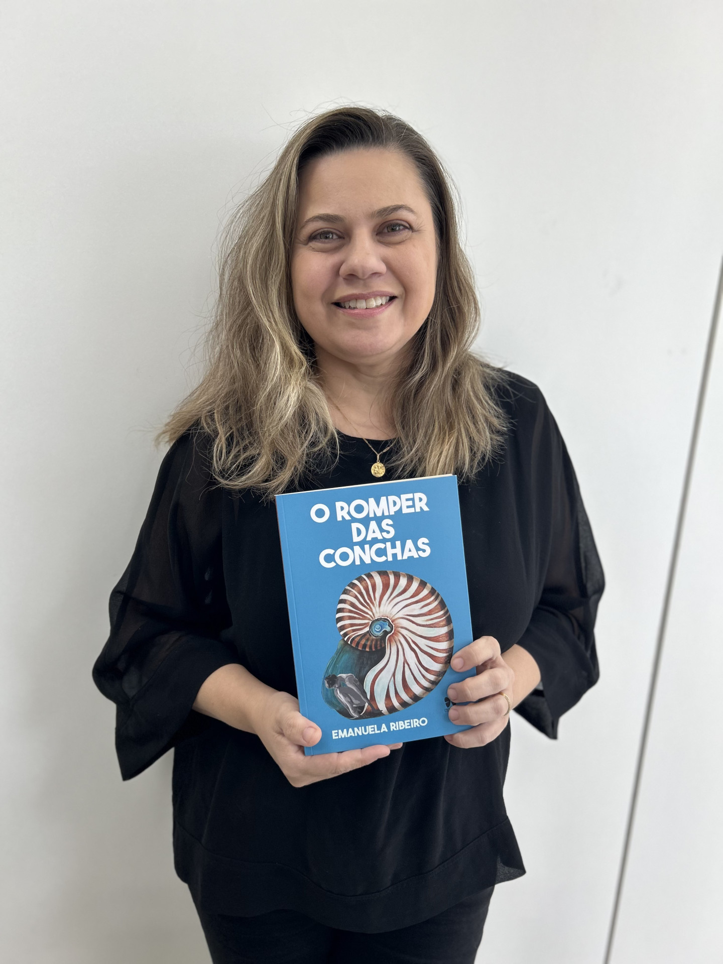 Semifinalista do Prêmio Jabuti 2024, a escritora cearense Emanuela Ribeiro explora  temáticas contemporâneas em obra (Foto: Acervo pessoal/divulgação)