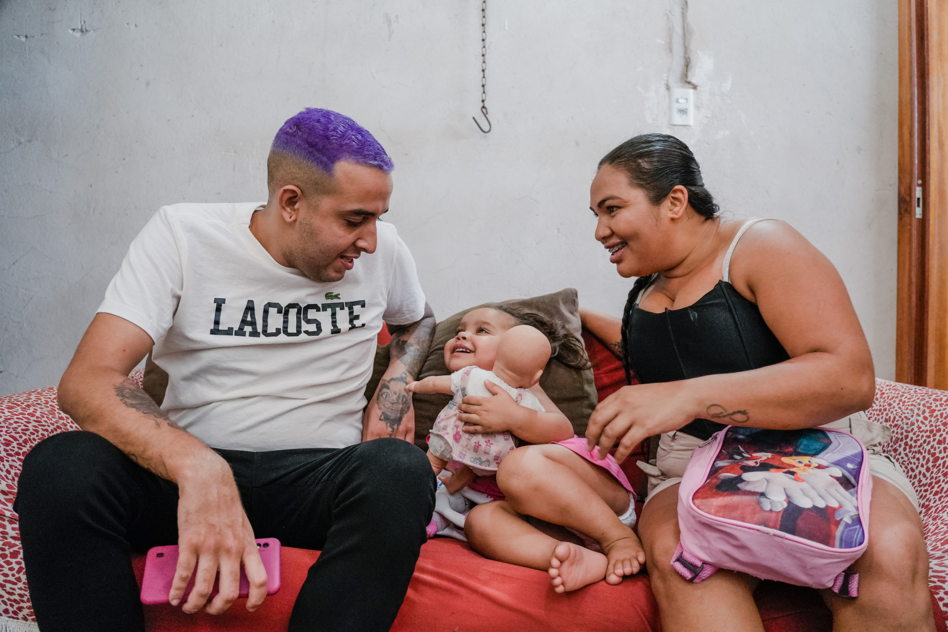 ￼JOÃO Mateus de Sousa com a companheira Samire Fernandes e a filha Aurora Sousa (Foto: FERNANDA BARROS)