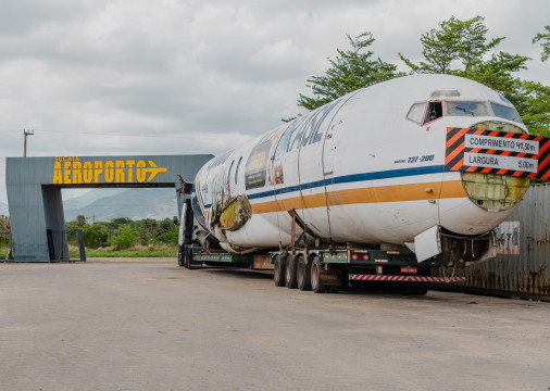 Antiga aeronave chega na sucataria Aeroporto, no Anel Viário