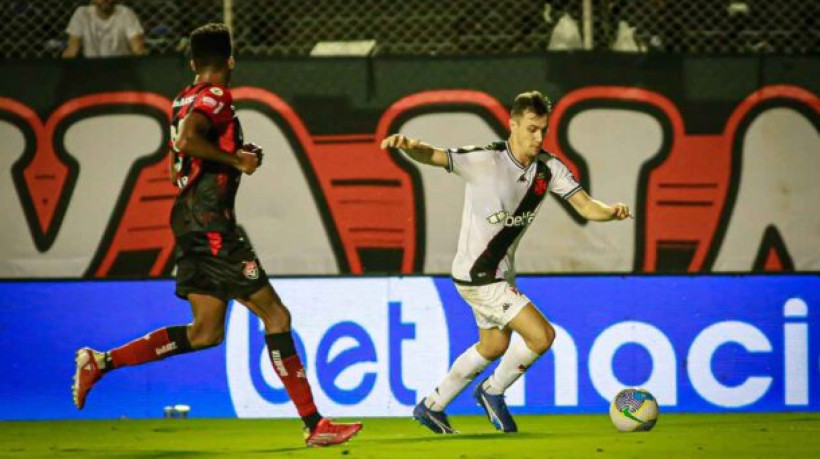 Em 2019 - à época no Corinthians -, lateral recebeu primeiras oportunidades entre relacionados com novo treinador Cruz-Maltino