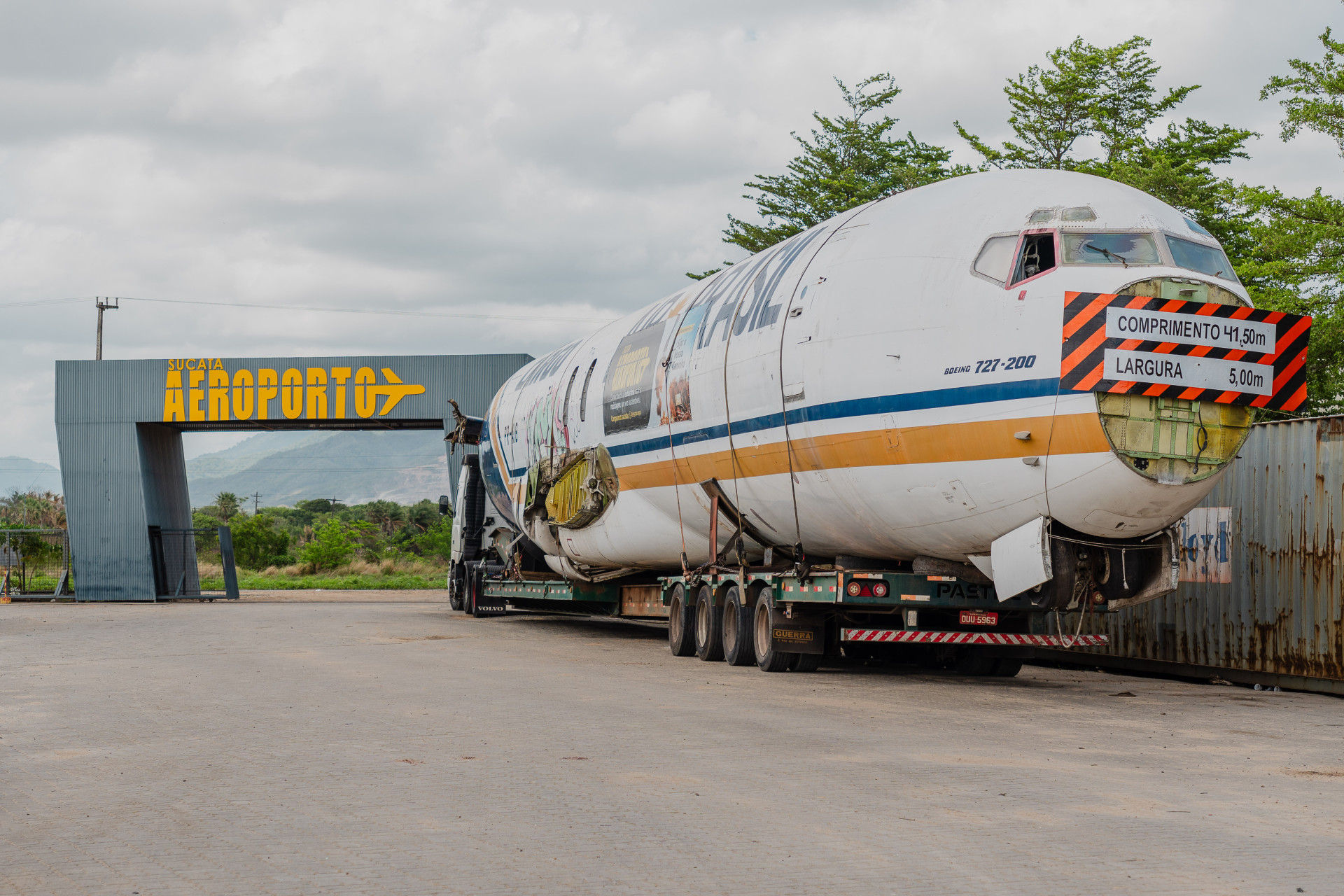 ￼ANTIGA aeronave já na Sucata Aeroporto, no Anel Viário (Foto: FERNANDA BARROS)