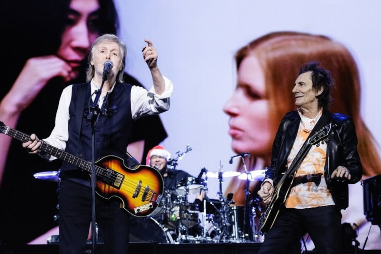 O guitarrista Ron Wood, dos Rolling Stones, também participou do show de Paul McCartney, em Londres(Foto: Reprodução Instagram @paulmccartney)