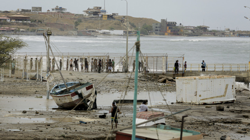 Barcos pesqueiros destruídos pelas ondas gigantes que atingiram a costa do Peru nesta sexta, 27