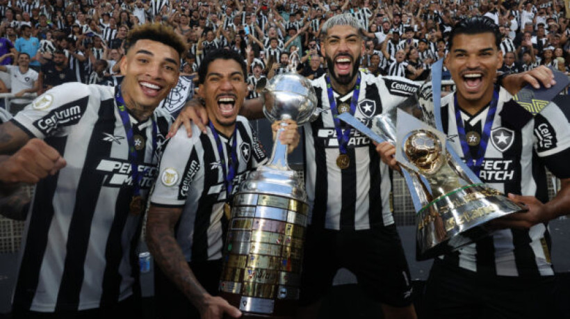 Glorioso contraria previsões apocalípticas e termina o ano com duas taças: Libertadores e Brasileirão. Nada mal, não? Temporada inesquecível 