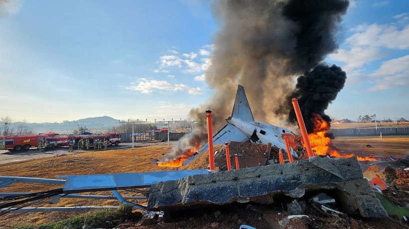 Avião explode ao se chocar com muro de aeroporto na Coreia do Sul