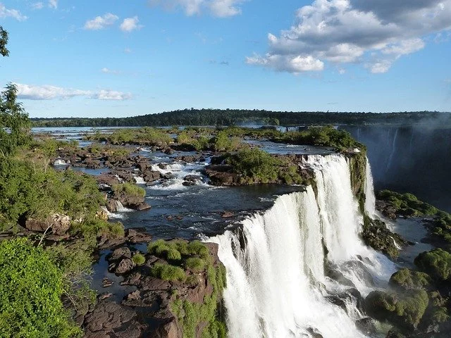 Cachoeiras são um espetáculo que enche os olhos dos visitantes por todo o planeta. E algumas entram em qualquer lista das principais  do mundo.. 