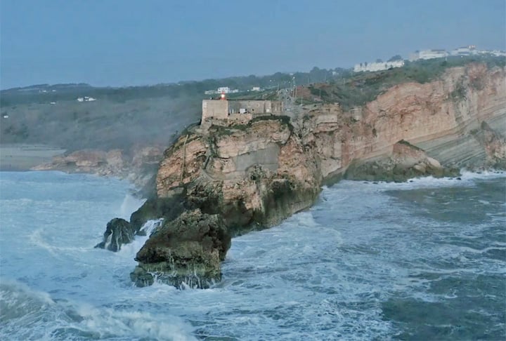 A Praia de Nazaré, em Portugal, é uma das mais violentas do planeta. Ao norte de Lisboa , ganhou fama pelo gigantismo e pela ferocidade de suas ondas.  